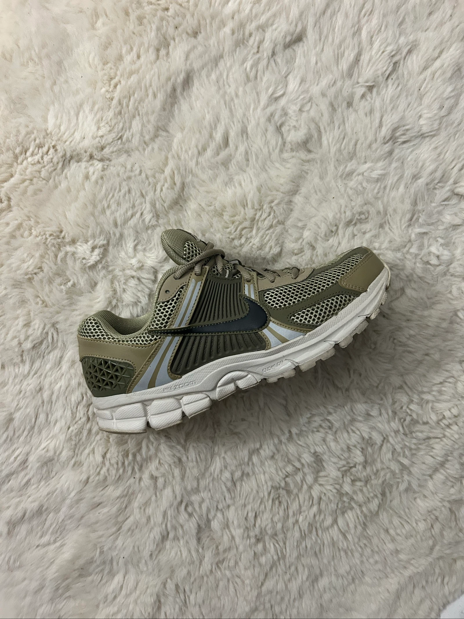 Nike vomero, taille 42, kaki